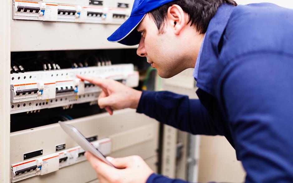 travail électricien Paris 10
